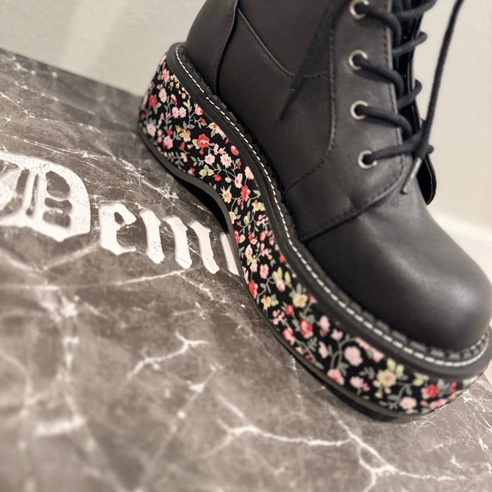 Demonia Emily-350 Floral Platform Lace Up Boots Size 10 BNIB Rare - Picture 5 of 12